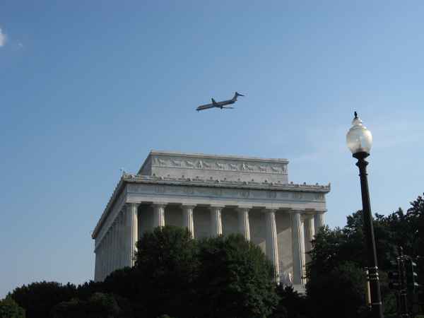 Flugzeug über dem Lincoln Memorial, Washington D.C., USA