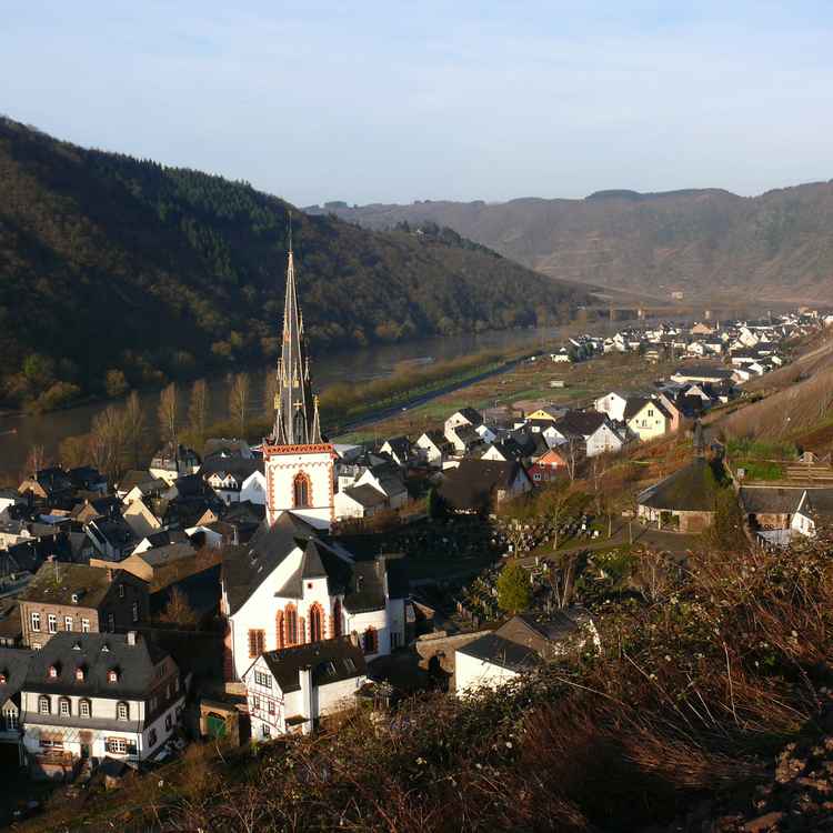 Ediger-Eller an der Mosel mit Kirche St. Martinus