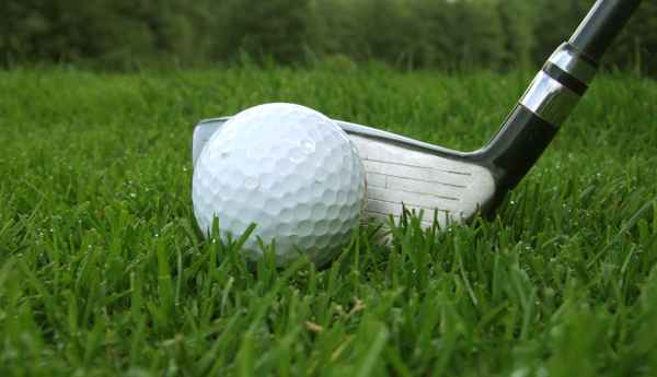 Morgen-Golf mit Tau im Gras