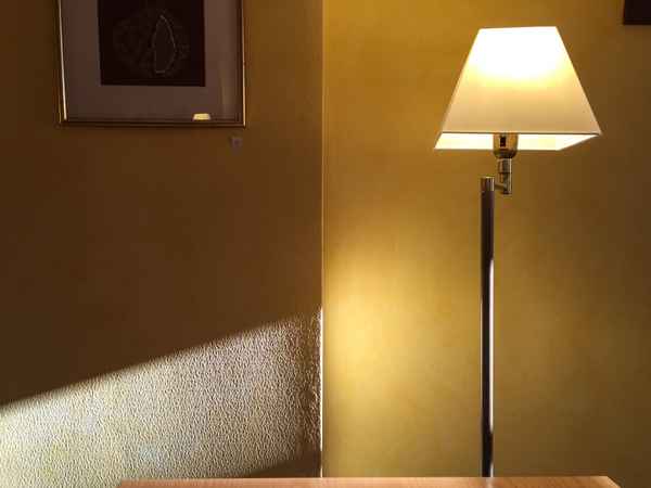 Stehlampe und Morgenlicht