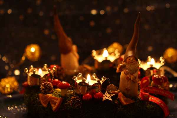 Kleiner Wichtel mit Kerzenlicht