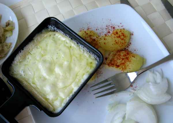 Raclette wird am Tisch geschmolzen