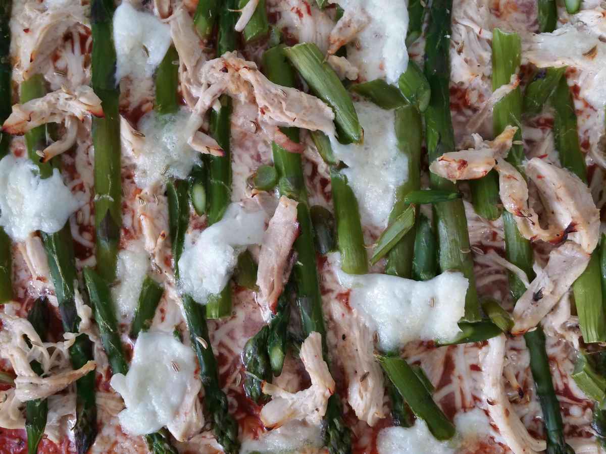 Pulled Adobo-Chicken Pizza mit grünem Spargel