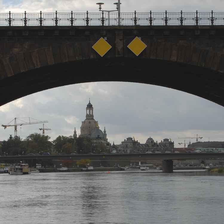 Brückenblick auf die Dresdner Frauenkirche