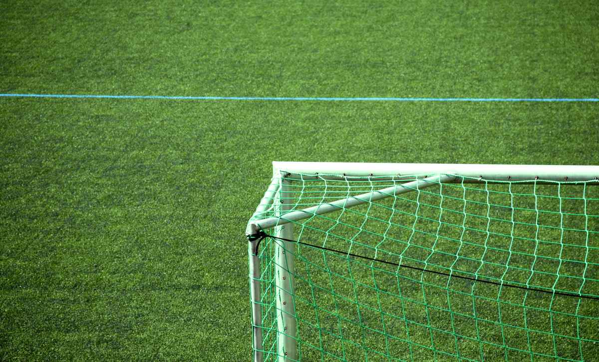 Kunstrasen-Sportplatz mit Tor