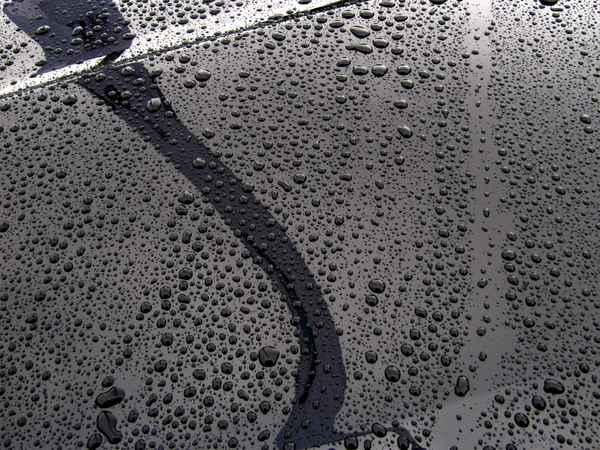Regen auf schwarzem Lack