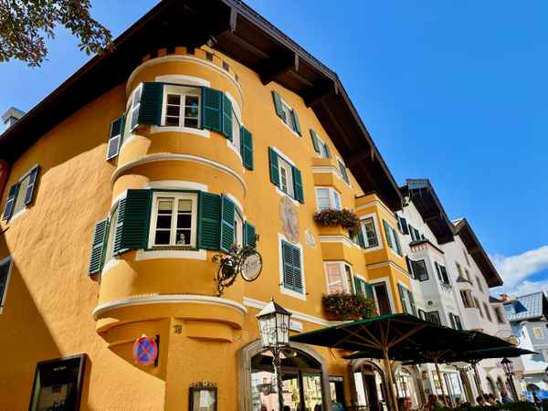 Gelbes Haus mit Rund-Erker in Kitzbühel