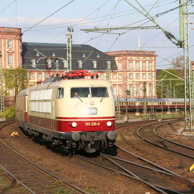 Historischer Zug vor dem Mannheimer Schloß