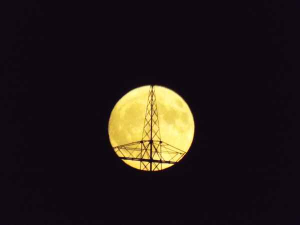 Mond hinterm Hochspannungsmast