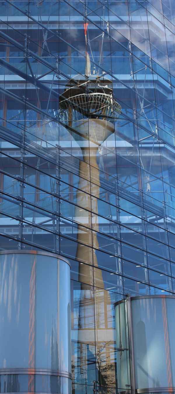 Rheinturm im Spiegel des Düsseldorfer Stadttores