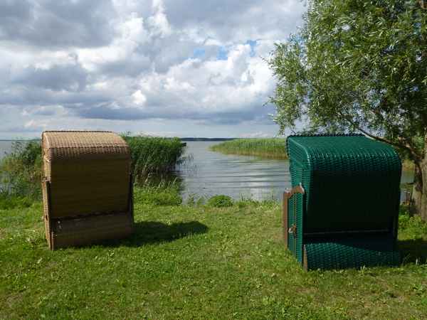 Strandkörbe an einem See in Warthe auf Usedom