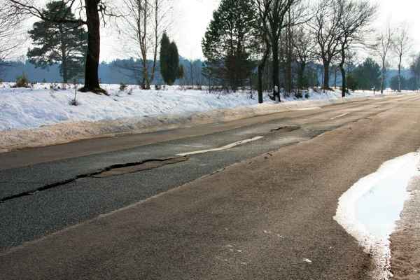 Straße defekt abgesackt