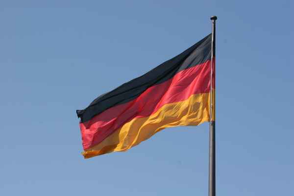 Deutschlandfahne auf dem Reichstag