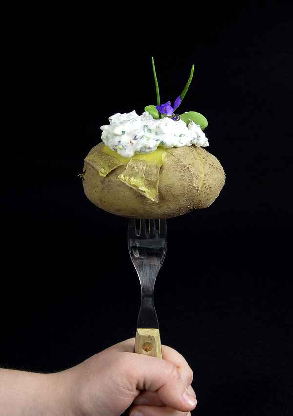 Pellkartoffel aufgegabelt