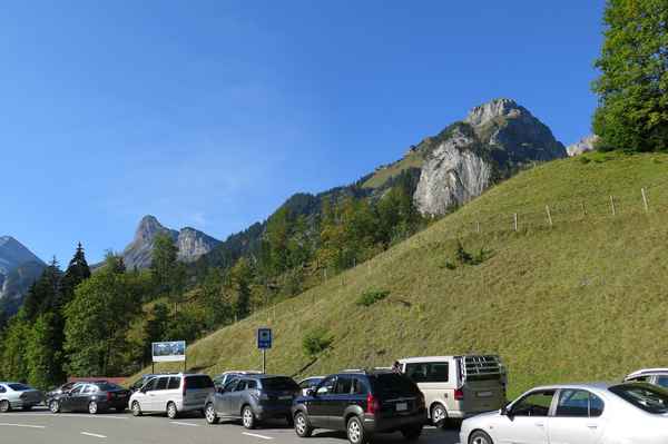 Warten auf den Autozug durch den Tunnel