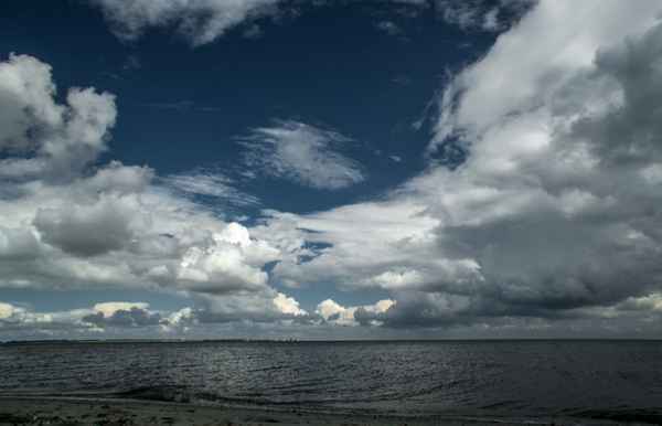 Wolken am Strand