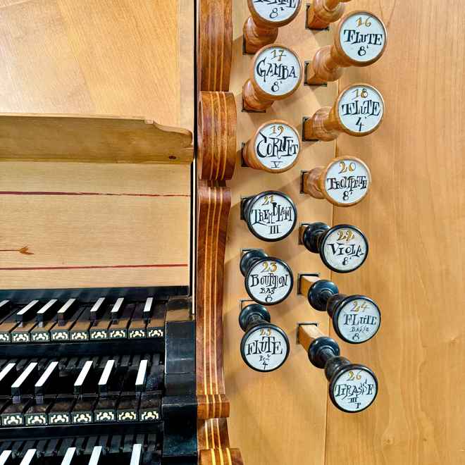 Orgel in der Stadtkirche Karlsruhe mit Tasten und Register