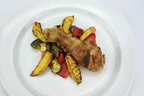 Hühnerschenkel mit Kartoffelspalten und Ofengemüse