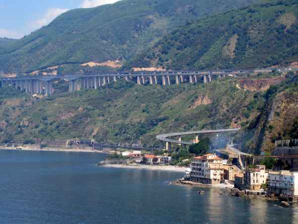 Autobahn bei Scilla/Kalabrien