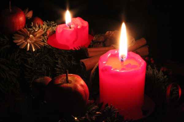 Adventskerzen auf Adventskranz Teilansicht