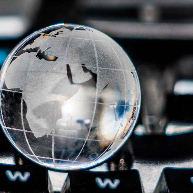 Weltkugel auf einer Tastatur