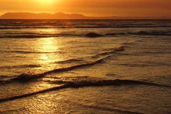 Sundown am flachen Strand