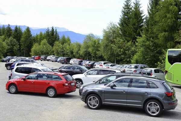 Parkplatz, geparkte Autos