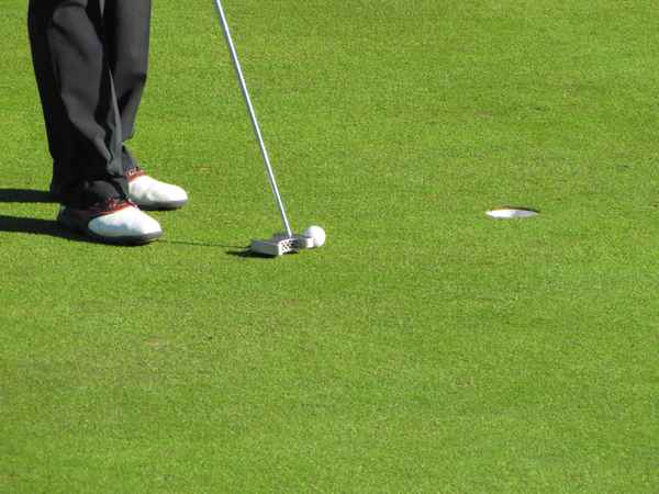 Golfer beim Putten