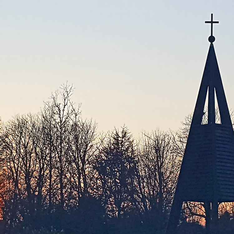 stimmungsvolle Dämmerung mit Kreuzturm