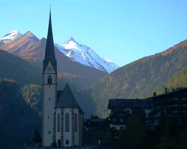 Heiligenblut-Die Kirche und Großglockner
