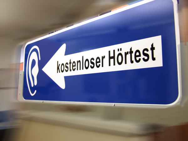 Schild "kostenloser Hörtest"