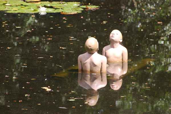 Zwei Badende im Schlossteich