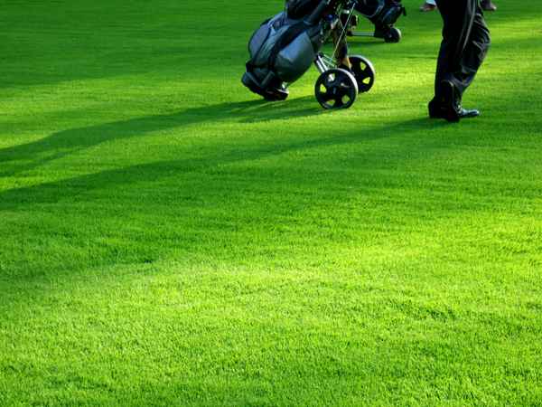 Golfspiel im Abendlicht