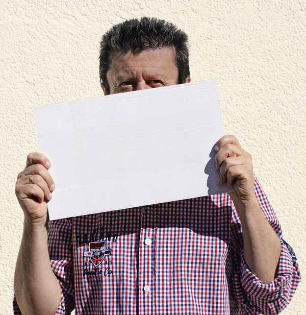 Mann mit leerem Schild