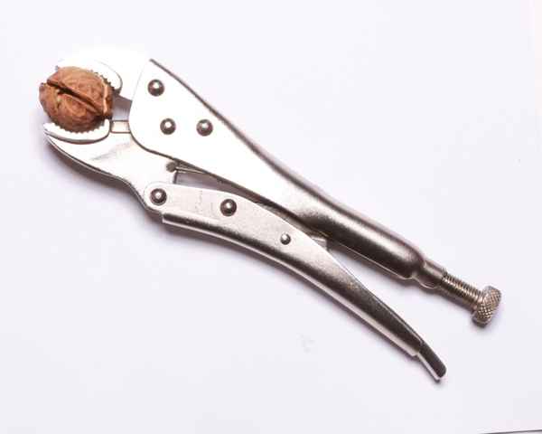 Gripzange als Nussknacker