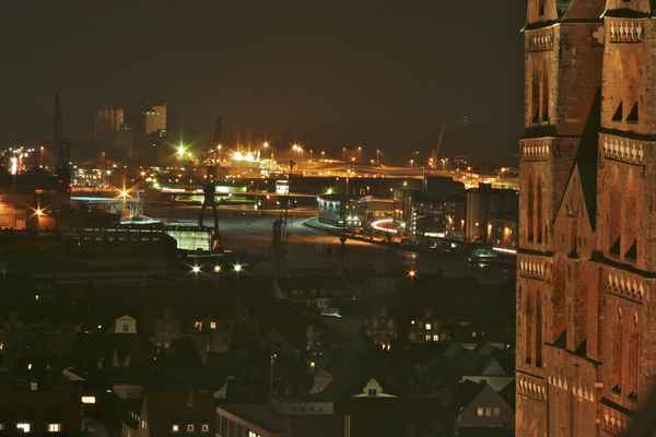 Lübeck - Blick auf Hafen und Kirche