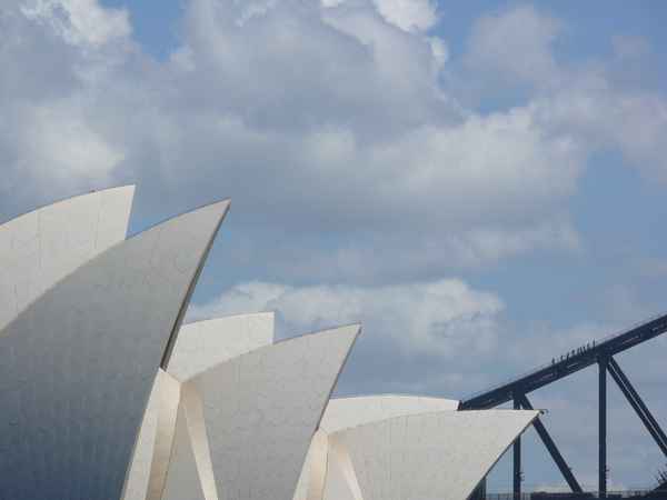 Vom Dach auf die Brücke