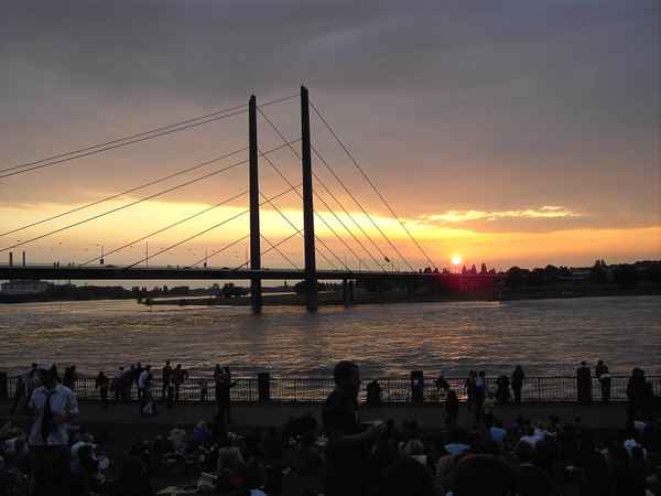 Rheinkniebrücke mit Sonnenuntergang (1)