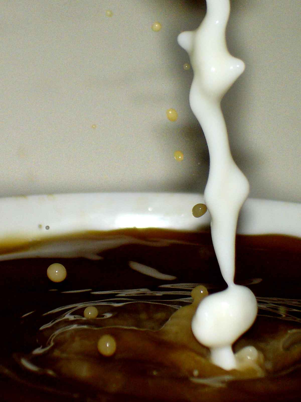 Noch einen Schluck Milch in den Kaffee.