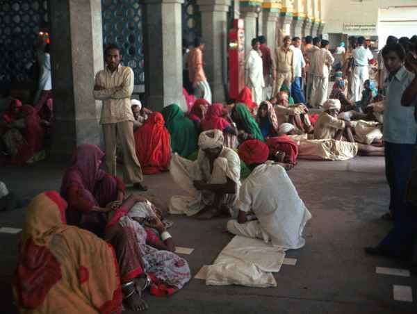 Vor dem Bahnhof in New Delhi ( Indien )