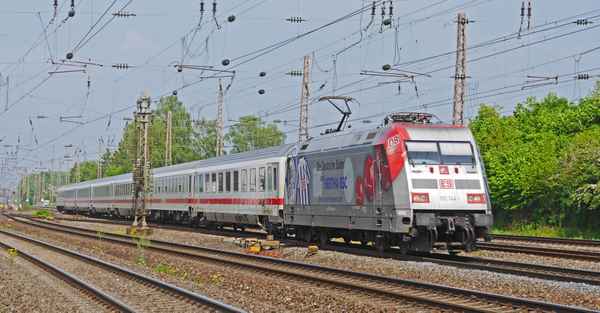 Intercity-Zug mit "Hertha BSC-Lok"
