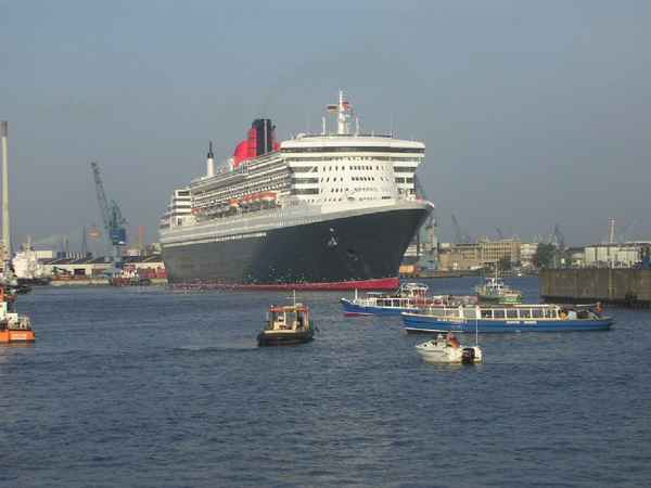Schwieriges Wendemanöver im Hamburger Hafen