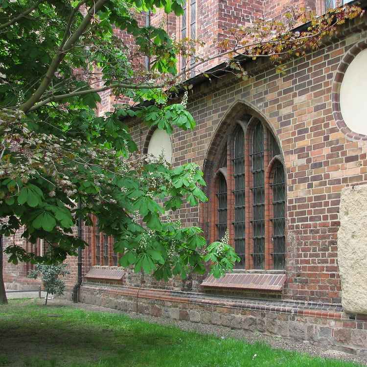 Idylle mit Kirchfenster