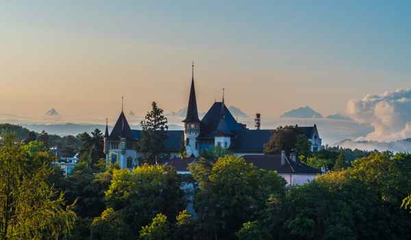 Historisches Museum Bern mit Alpen