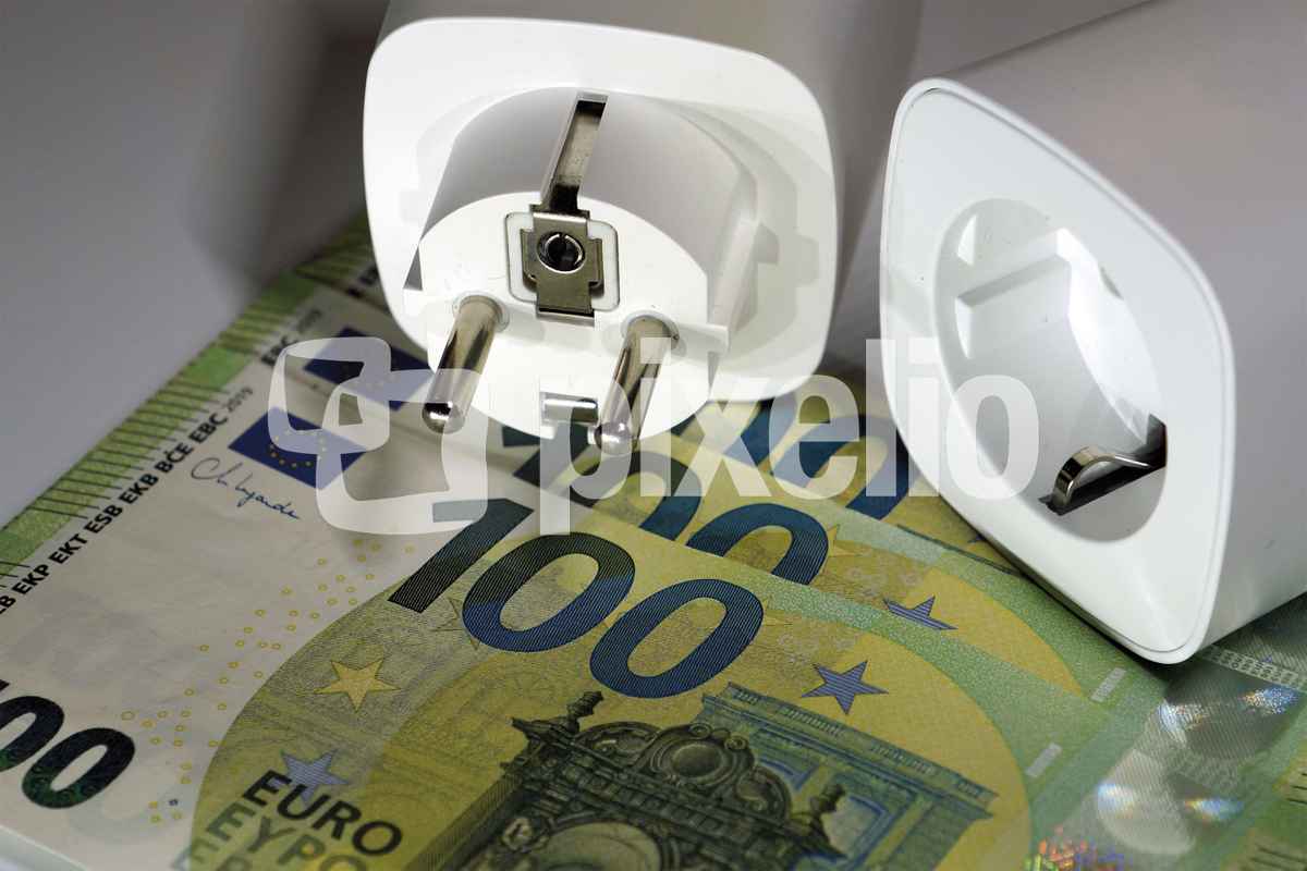 Stromkosten Banknoten mit Steckdose 2