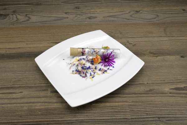 Blütenzucker – Zucker, versehen mit essbaren Blüten.