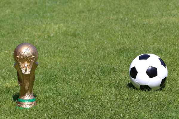 Pokal und Ball