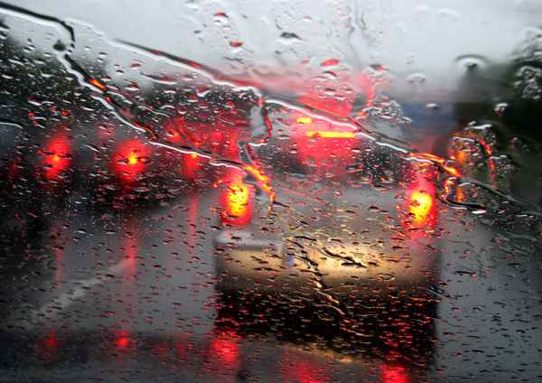 Vorsicht bei Stau und Nässe