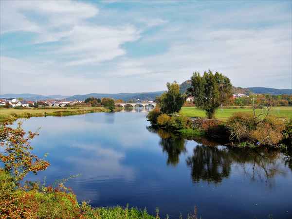 Fluß mit Brücke
