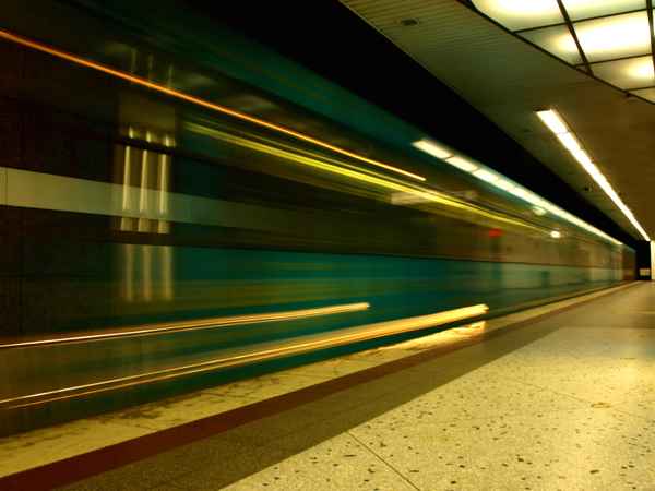 U-Bahn fährt ein....